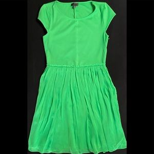 The limited Green Scoop Neck pleaded chiffondress